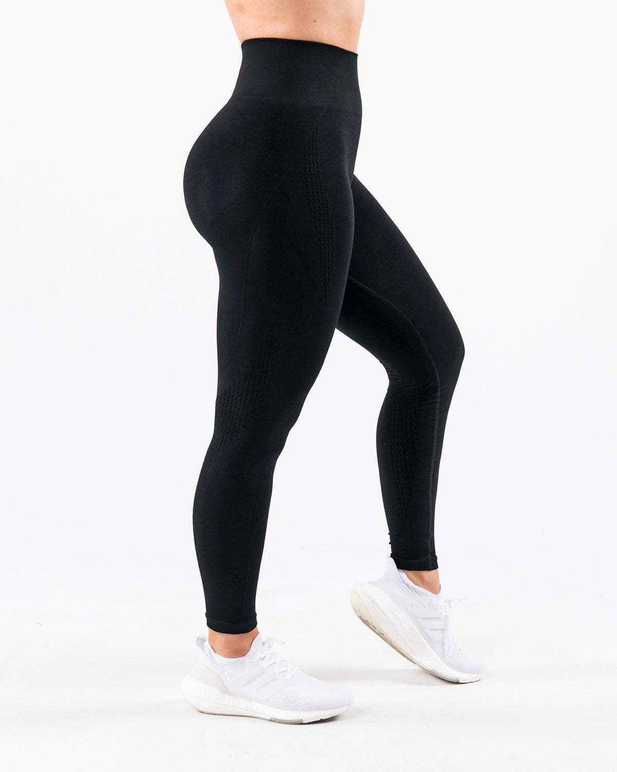 Ultra‑soft seamless 9″ leggings with a refined sculpting finish and elevated peach‑lift contour